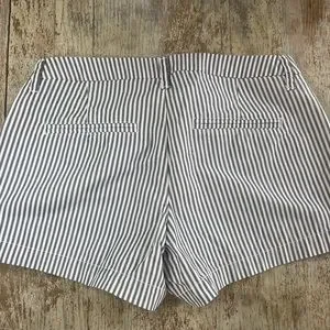 Old Navy Seersucker Chino Shorts Womens Size Flat Front Black White Stripe